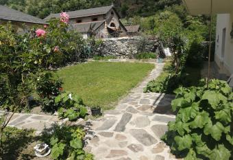 Les Rosiers has Balcony rooms