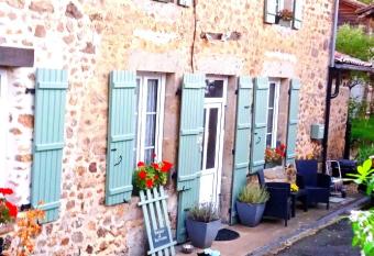 Le Chalet du Coin allows 18 year olds to book a room