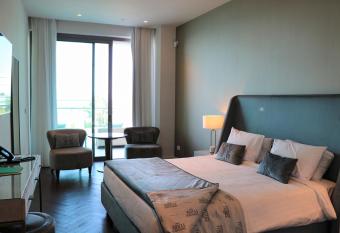 Phaedrus Living: Del Mar Suite 1804 allows 18 year olds to book a room