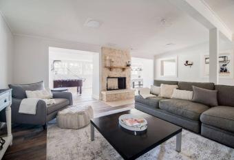 6 Bedroom Hill Country Farmhouse Estate w/ Hot Tub has rooms with a private hot tub