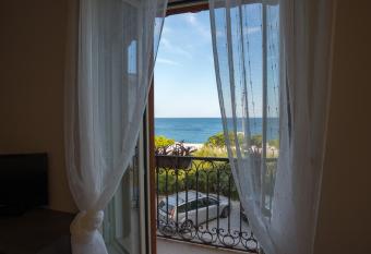 HICE ROOM has Balcony rooms