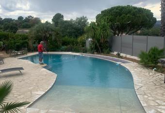 Petit endroit paisible has Balcony rooms