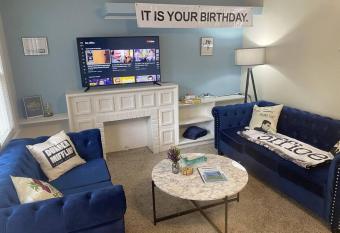 Classy, Spacious 1King2Full House in the Center of Norman has Balcony rooms