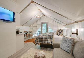 10 The Lodge Luxury Glamping Tent Hunting Theme has Balcony rooms