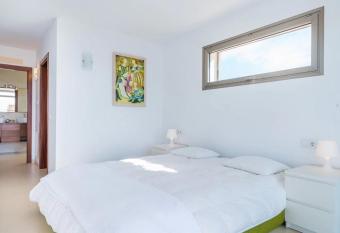 Preciosa villa en Sa Rapita con espectaculares vistas al mar has rooms with a private hot tub