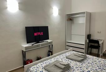 AL 106 Apartment [Free Wi-fi 5 min dalla Stazione] allows 18 year olds to book a room