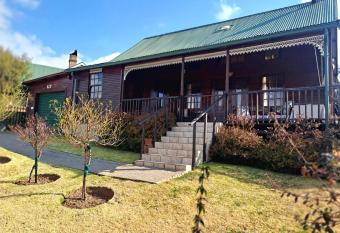 Mystic Mountain Cottage has Balcony rooms