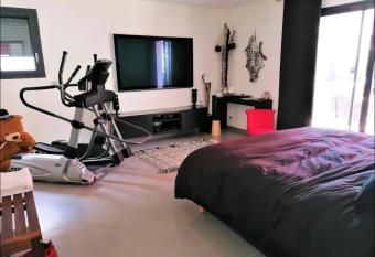 Villa au bord de l   eau Vitrolles has rooms with a private hot tub