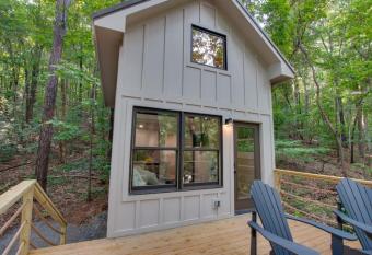 6 Pine Luxury Treehouse near Lake Guntersville has rooms with a private hot tub