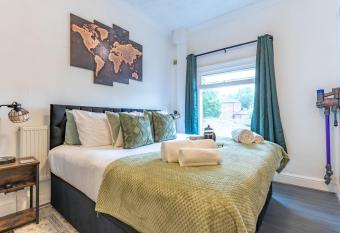 Neat Studio in Leicester City allows 18 year olds to book a room