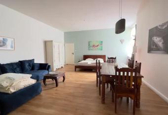 Gem  tliche Mehrzimmer Wohnung allows 18 year olds to book a room