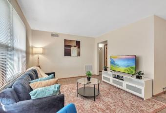 Ashworth 309 Cozy Contemporary Retreat WIFI Pet Friendly allows 18 year olds to book a room