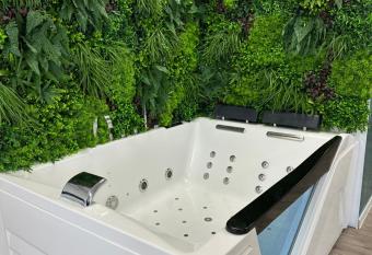 L   vasion suite & spa has Balcony rooms