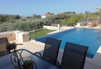 VILLA HALEPOURI has rooms with a private hot tub