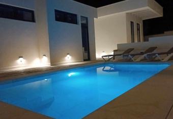 Casa Gerda Moderna villa de lujo cerca de la playa allows 18 year olds to book a room