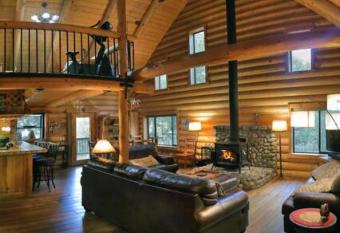 Eagles Nest - Natural Log Cabin with Guest House has Balcony rooms