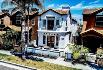 The White Beach House of Huntington has rooms with a private hot tub