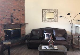 Royal Suite 4bdrm 7 min to DT fenced has Balcony rooms