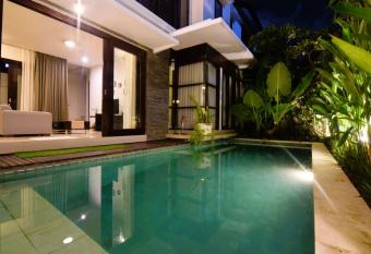 Superb villa & Domestic worker has Balcony rooms