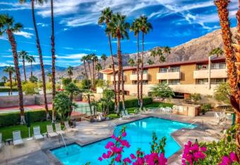 MCM Condo Downtown Palm Springs has rooms with a private hot tub