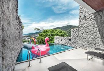 Patong Villa1   3                                                                                               has rooms with a private hot tub