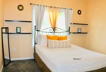 Serenity Stay has rooms with a private hot tub