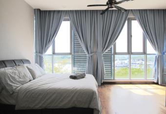 A Cozy 3BR Family Suite Near Legoland Free Parking allows 18 year olds to book a room