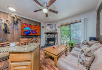 Hunters Lodge has Balcony rooms