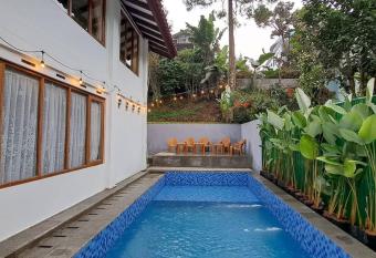 Villa Azalea Lembang Bandung has Balcony rooms