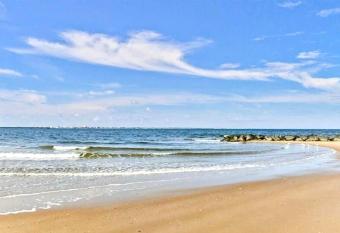 Penthouse on private beach very quit and peaceful near the pier newly remodeled. has Balcony rooms