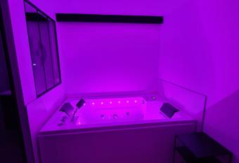 G  te spa la parenth  se allows 18 year olds to book a room