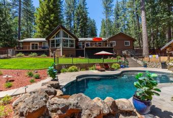 Hidden Mountain, A Forest Mini Resort has rooms with a private hot tub