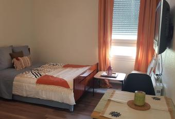 Studio Orl  ans Th    tre allows 18 year olds to book a room