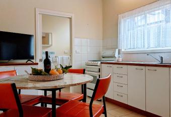 Learmonth Guesthouse - Queenscliff has Balcony rooms