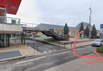 Chambre double simple en face de la gare allows 18 year olds to book a room