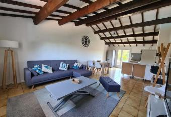 Charmant appartement    Cornillon-confoux & balcon has Balcony rooms