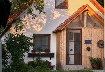 Walnut Tree Cottage has Balcony rooms