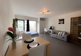 Studio    5 min de marche de Mullet Bay allows 18 year olds to book a room