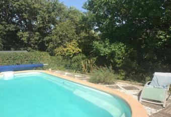 Les deux ch  nes has Balcony rooms