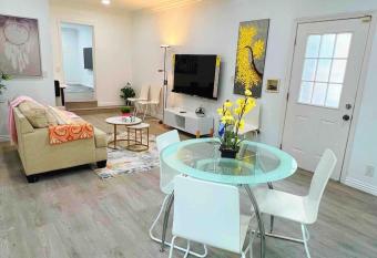 Stunning House in Charmed Pomona - Hot Tub has rooms with a private hot tub