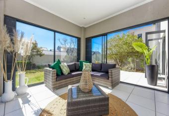 Urban Oasis - 3 Bedroom Home has Balcony rooms