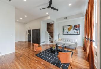 Newly Renovated 2 King 2,5 Bath suites, Toddler Friendly, Free Parking On Site, Free Coffee, Free Laundry Duplex has Balcony rooms