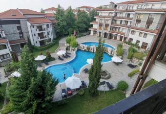 Large studio apartment , 4* spa resort, The Vineyards. has Balcony rooms