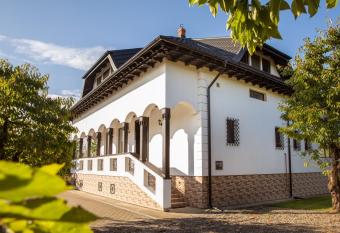 Conacul La Ciresi allows 18 year olds to book a room