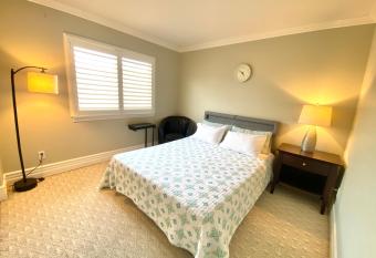 Cozy Quiet Place has rooms with a private hot tub