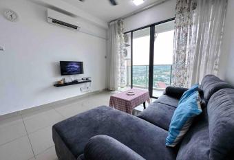 Amerin Residence Balakong 5pax 3R2B has Balcony rooms