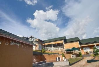 Emerald holidays kochi has Balcony rooms