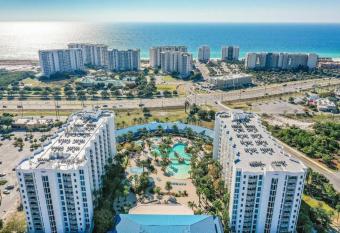 Beautiful Junior near the beach Palms Resort in Destin has rooms with a private hot tub