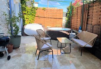 Authentic house with jacuzzi, BBQ and wallbox allows 18 year olds to book a room