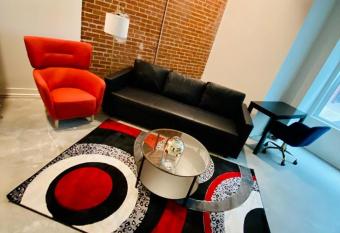 Downtown Near Busch Stadium/Convention Center has Balcony rooms